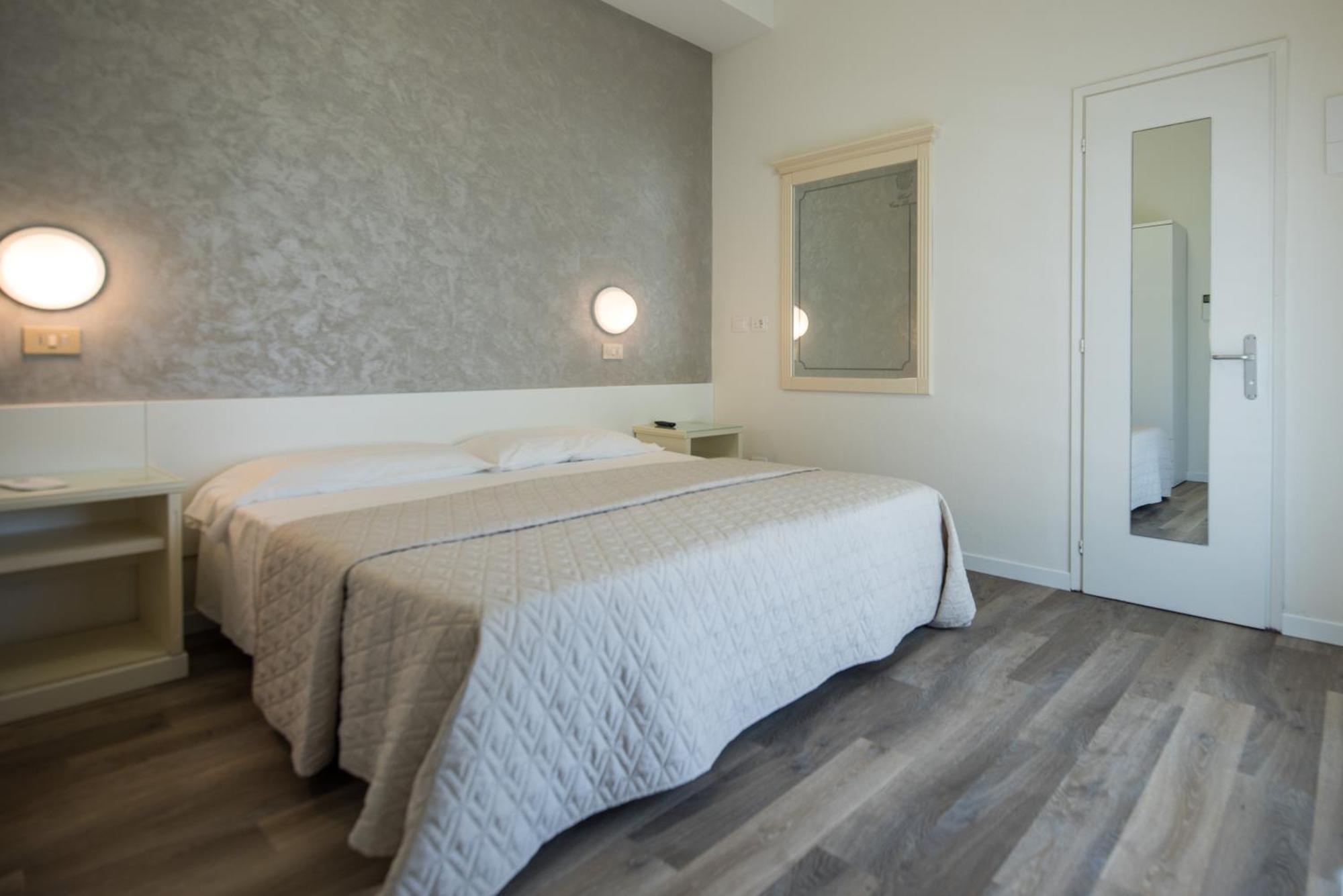 Hotel Cristina Lido di Jesolo Esterno foto
